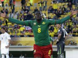 Mbongo celebra el gol con el que Camerún venció a Uruguay y calificó como segundo del Grupo B. AFP  /