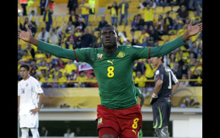 Mbongo celebra el gol con el que Camerún venció a Uruguay y calificó como segundo del Grupo B. AFP  /