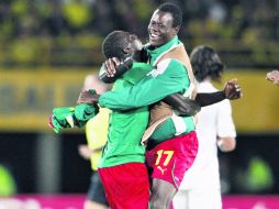 Los cameruneses celebran el triunfo 1-0 sobre Uruguay. AP  /