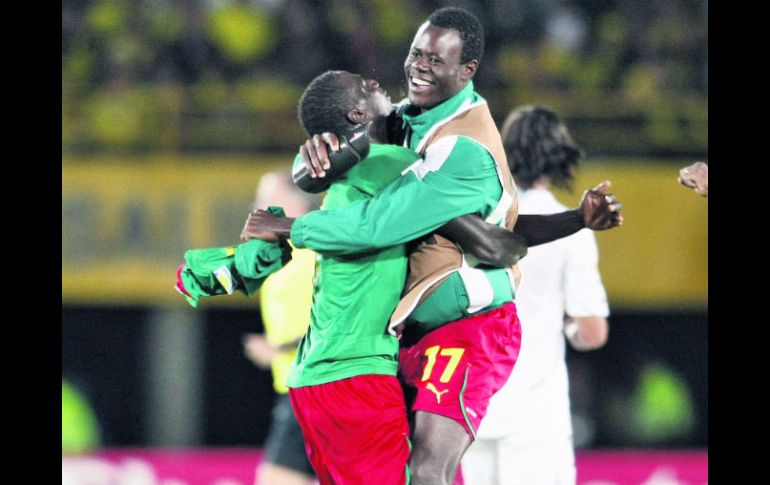 Los cameruneses celebran el triunfo 1-0 sobre Uruguay. AP  /