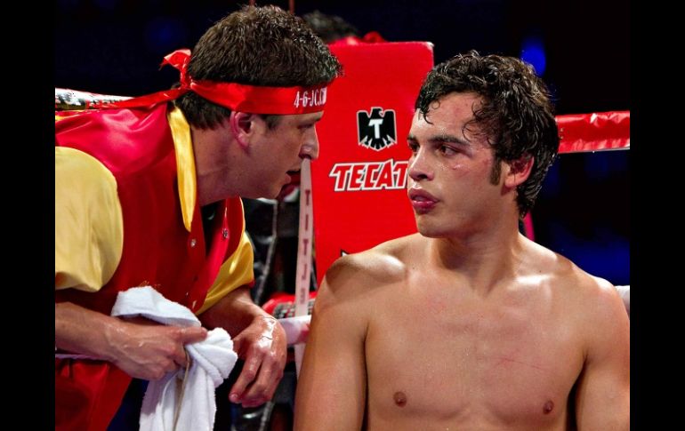 El boxeador Julio César Chávez Jr.(D), durante el evento de box en el Stamples Center de Los Ángeles. MEXSPORT  /