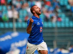 El delantero de Cruz Azul Emanuel Villa festeja una anotación ante Atlante hoy, durante la jornada 4 del Torneo Apertura. EFE  /