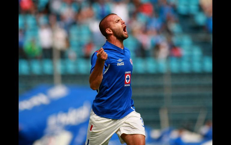 El delantero de Cruz Azul Emanuel Villa festeja una anotación ante Atlante hoy, durante la jornada 4 del Torneo Apertura. EFE  /