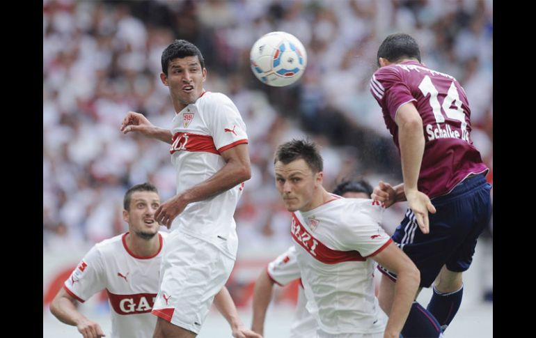 ''Maza'' (izq.) puso el pase de gol al prolongar un esférico con un cabezazo. AP  /