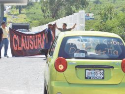 Inconformes con la nueva caseta se manifestaron ayer en la zona; previamente realizaron una caravana en la autopista. E. PACHECO.  /