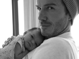 En la imagen se aprecia a David Beckham abrazando a su pequeña hija. ESPECIAL  /