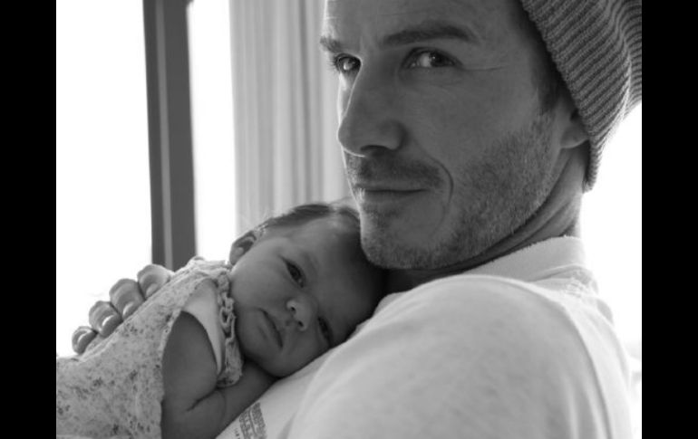 En la imagen se aprecia a David Beckham abrazando a su pequeña hija. ESPECIAL  /