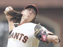 Tim Lincecum lleva a su equipo a la victoria y evitar la barrida en la serie ante Filadelfia. AP  /