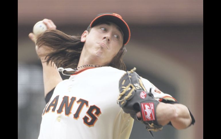 Tim Lincecum lleva a su equipo a la victoria y evitar la barrida en la serie ante Filadelfia. AP  /