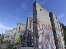 Restos del Muro de Berlín son fotografiados en un descampado en Teltow. EFE  /