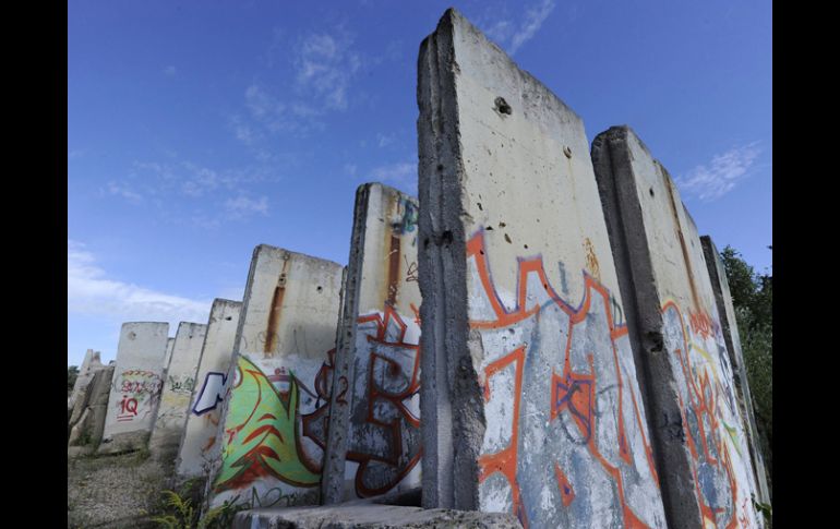 Restos del Muro de Berlín son fotografiados en un descampado en Teltow. EFE  /