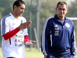 El técnico, Francisco Arce (D), y el jugador Paulo Da Silva (I), durante sesión de entrenamiento previo al encuentro con América. EFE  /