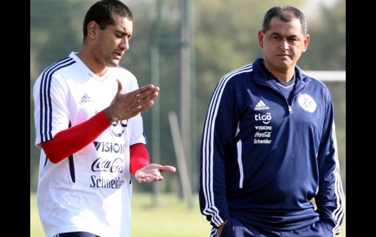 El técnico, Francisco Arce (D), y el jugador Paulo Da Silva (I), durante sesión de entrenamiento previo al encuentro con América. EFE  /