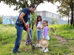 Organismos civiles, ciudadanos y autoridades municipales reforestaron el sábado el Bosque El Nixticuil. E. PACHECO  /