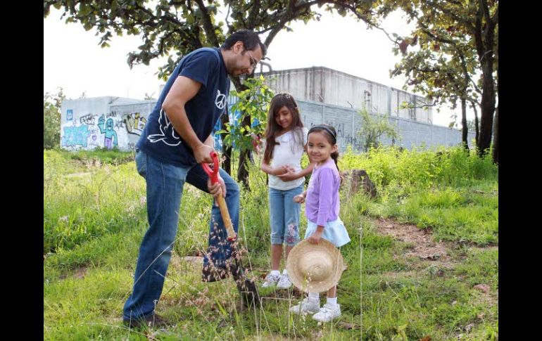 Organismos civiles, ciudadanos y autoridades municipales reforestaron el sábado el Bosque El Nixticuil. E. PACHECO  /