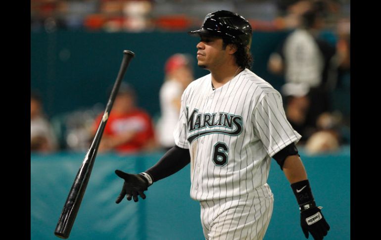 Alfredo Amézaga durante juego de beisbol ante los Cardenales de San Luis, en Miami. AP  /