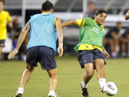 Jonathan Dos Santos (D) controla el balón durante un entrenamiento del Barcelona. EFE  /