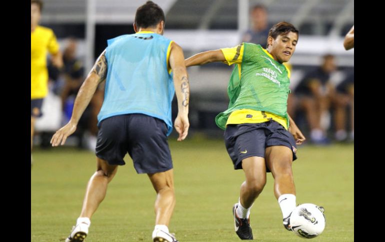 Jonathan Dos Santos (D) controla el balón durante un entrenamiento del Barcelona. EFE  /