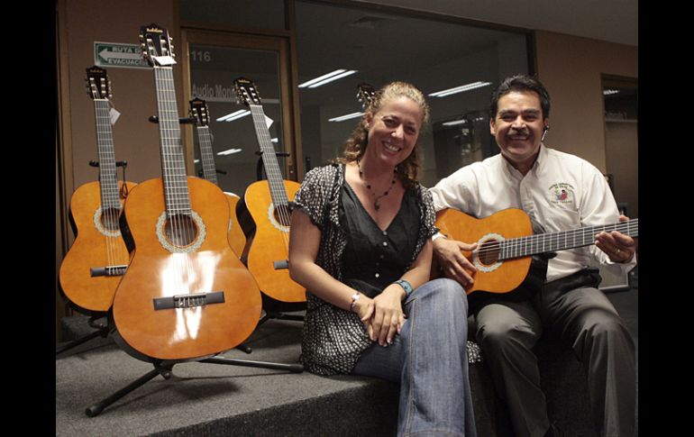 En la foto, Roxana Drexcel de Hermes Music y Martín Sandoval de la fundación Santuario de la Luz. A.HINOJOSA  /