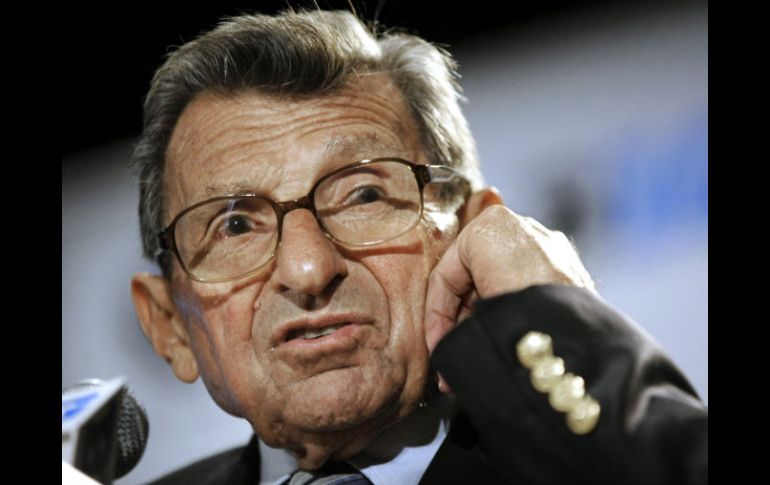 Archivo de la imagen de Joe Paterno durante una rueda de prensa el pasado 28 de julio. AP  /