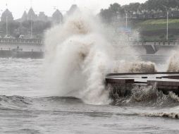 Imagen de las grandes olas en la costa de Yantai, Shandong, China. Más de 360 mil personas fueron evacuadas en Shandong. EFE  /