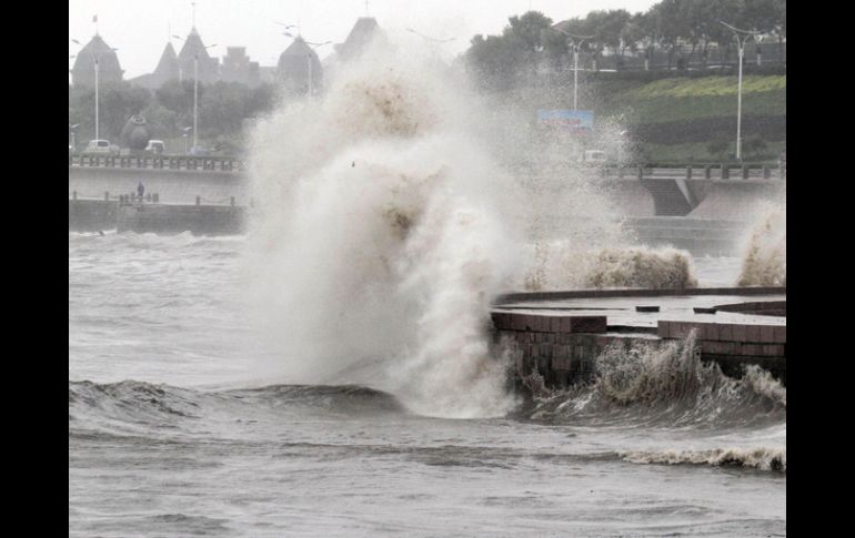 Imagen de las grandes olas en la costa de Yantai, Shandong, China. Más de 360 mil personas fueron evacuadas en Shandong. EFE  /