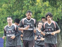 Elementos rojinegros trotan durante el entrenamiento en Colomos. MEXSPORT  /