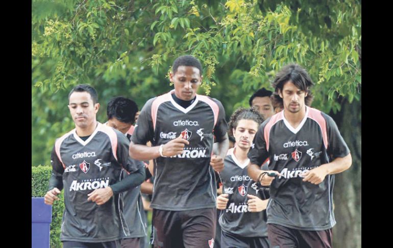 Elementos rojinegros trotan durante el entrenamiento en Colomos. MEXSPORT  /