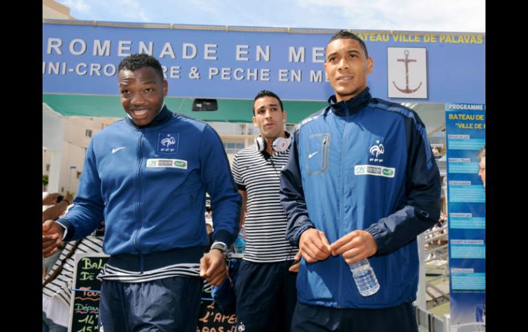 Jugadores de la selección francesa, Steve Mandanda (izq), Adil Rami (ctr) y Guillaume Hoarau. AFP  /