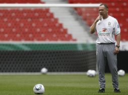 El entrenador de la selección Brasileña, Mano Menezes, durante una sesión de entrenamiento en Stuttgart. REUTERS  /