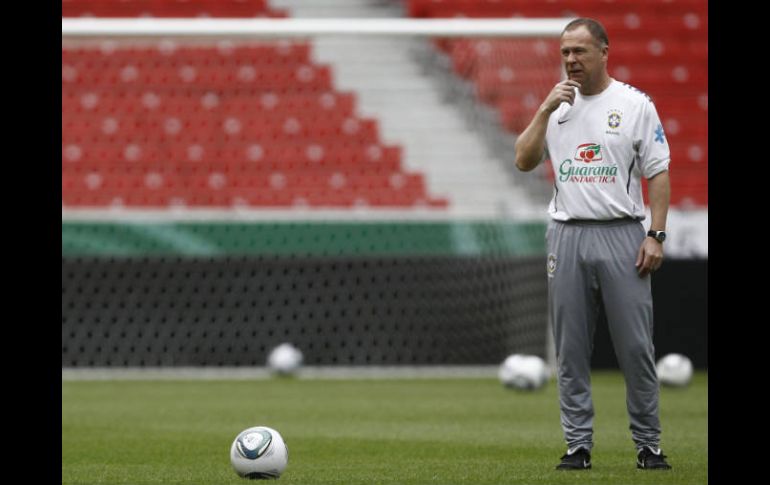 El entrenador de la selección Brasileña, Mano Menezes, durante una sesión de entrenamiento en Stuttgart. REUTERS  /