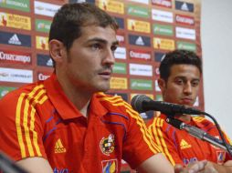 Iker Casillas y Thiago Alcántara en una conferencia de prensa en Bari, Italia previa al amistoso. EFE  /