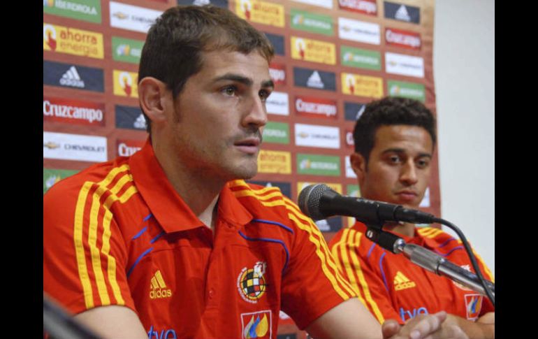 Iker Casillas y Thiago Alcántara en una conferencia de prensa en Bari, Italia previa al amistoso. EFE  /