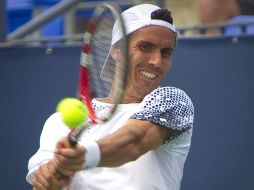 El tenista argentino Juan Ignacio Chela devuelve una bola ante el canadiense Vasek Pospisil. EFE  /