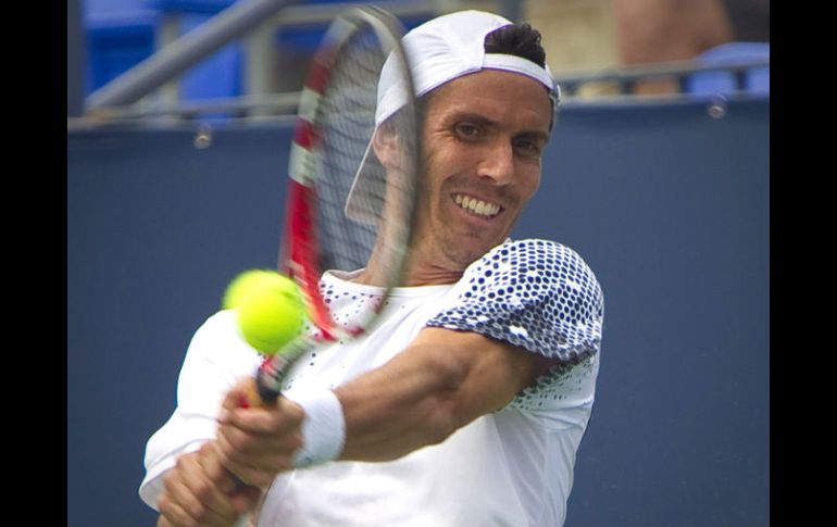 El tenista argentino Juan Ignacio Chela devuelve una bola ante el canadiense Vasek Pospisil. EFE  /