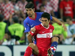 Foto de archivo de Arda Turan de Turquía (D), durante juego de la EuroCopa 2008 celebrado en Viena, Austria. MEXSPORT  /