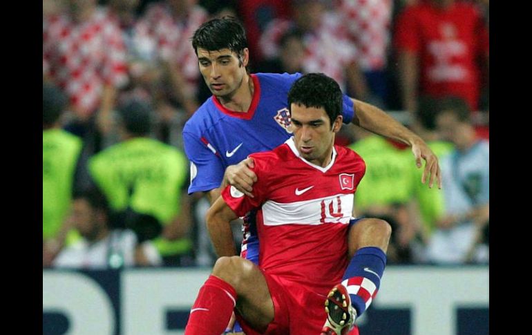 Foto de archivo de Arda Turan de Turquía (D), durante juego de la EuroCopa 2008 celebrado en Viena, Austria. MEXSPORT  /