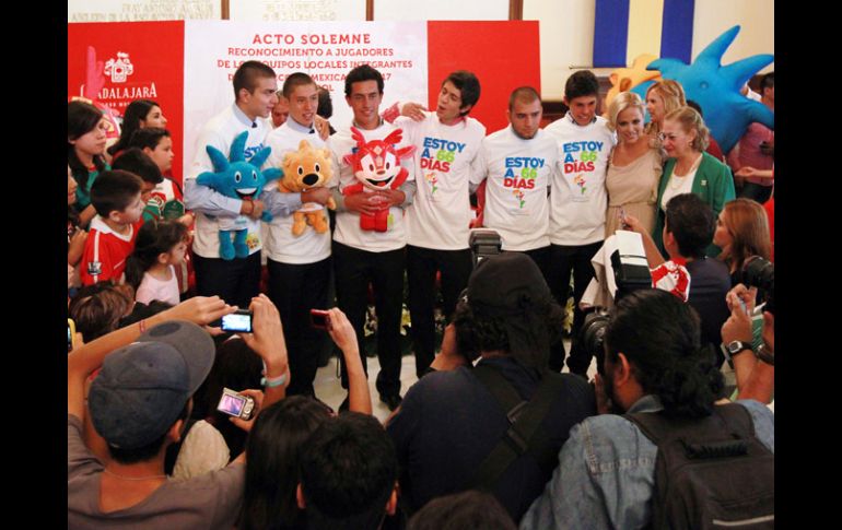 Los jugadores de la Sub-17 durante el homenaje en el ayuntamiento de Guadalajara. E. BARRERA  /