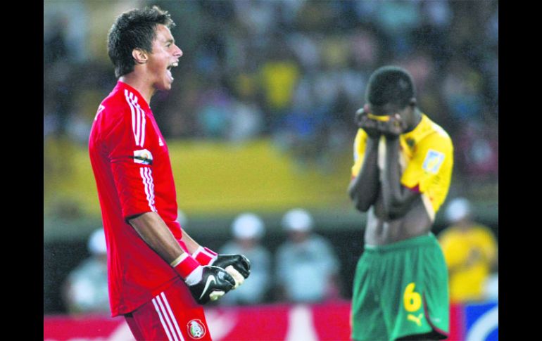 El portero mexicano José Antonio Rodríguez festeja el pase del Tricolor a los cuartos de final. MEXSPORT  /