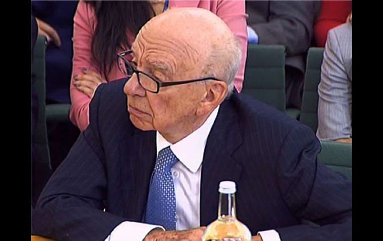 Rupert Murdoch y su hijo fueron interrogados en el Parlamento sobre las escuchas realizadas por News of the World. ARCHIVO  /