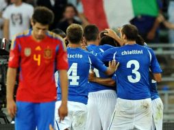 La Selección Italiana celebra su triunfo ante la aparente tristeza de sus contrincantes 'rojos'. AFP  /