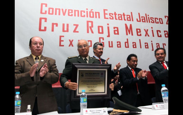 Trinidad López Rivas, titular de la Unidad de Protección Civil del Estado, recibió un reconocimiento por su trayectoria.  E. BARRERA  /