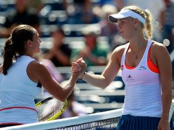 Roberta Vinci (I) dá la mano a caroline Wozniacki en el final de ésta ronda del torneo de Toronto. AFP  /