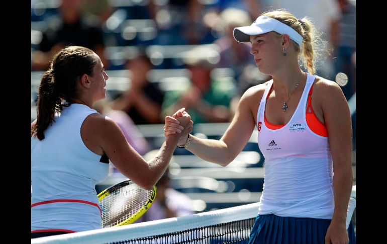 Roberta Vinci (I) dá la mano a caroline Wozniacki en el final de ésta ronda del torneo de Toronto. AFP  /