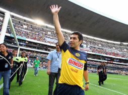 Salvador Cabañas saluda a la afición durante su homenaje en el Estadio Azteca. MEXSPORT  /