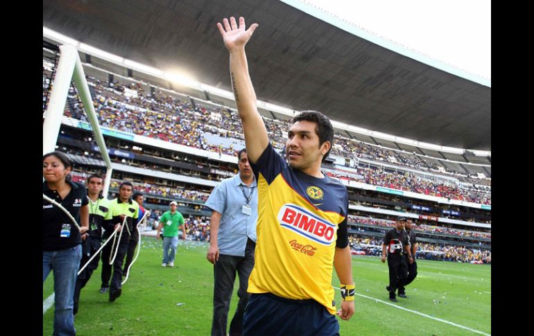 Salvador Cabañas saluda a la afición durante su homenaje en el Estadio Azteca. MEXSPORT  /