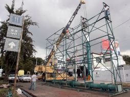 El retiro de espectaculares arrancó el pasado martes en las inmediaciones de la Glorieta Minerva. A. HINOJOSA  /