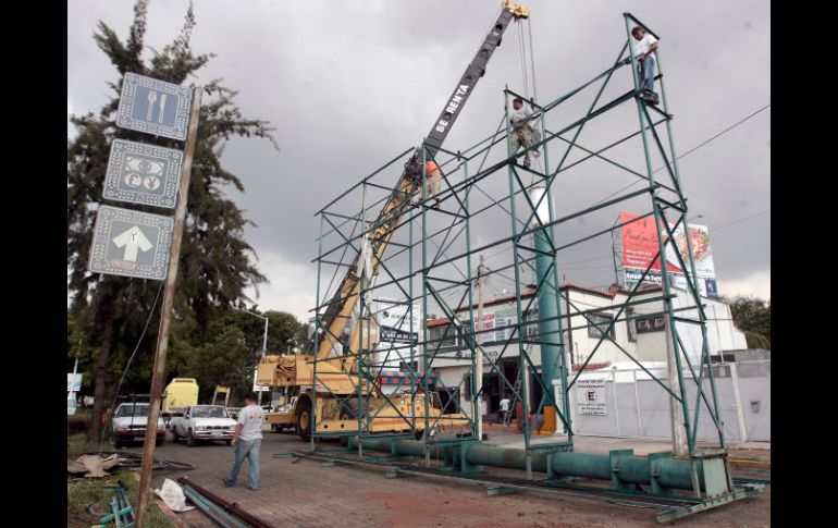 El retiro de espectaculares arrancó el pasado martes en las inmediaciones de la Glorieta Minerva. A. HINOJOSA  /