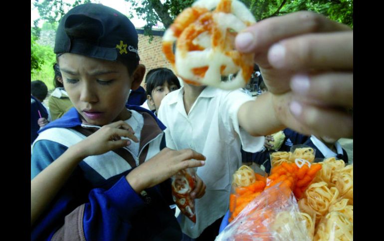 La Secretaría de Salud afirma que dentro de las escuelas aumentó el control de los alimentos no nutritivos. E. PACHECO  /