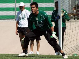 El arquero de Santos Laguna, Oswaldo Sánchez, durante sesión de entrenamiento previo a su encuentro con Pumas. ESPECIAL  /